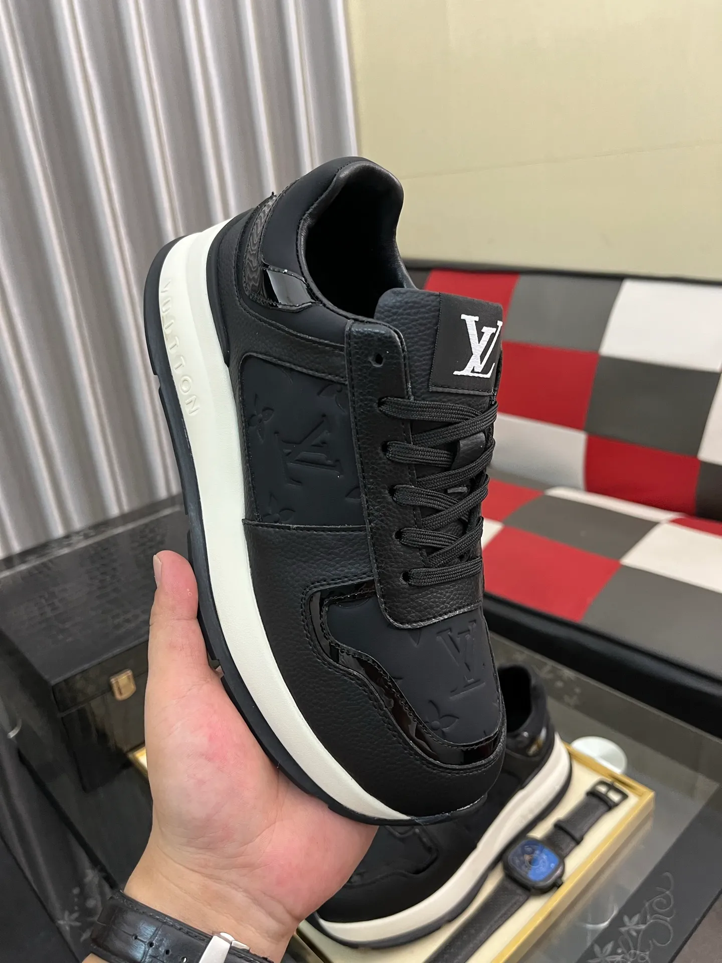 Men's shoes💰438⌚️⌚️《Louis vuitton/LV Louis Vuitton》original quality.~ Unique modern style sneakers. 🏃A must-have casual shoe for trendy men😍😍 Original brand imported from Italy, imported original leather, cowhide lining (refuses to discolor and grind feet) Sole: Original sole provided by the original factory, French lazy style design ⚠️Fit to the feet Original quality code number: 38-443️⃣Colors available